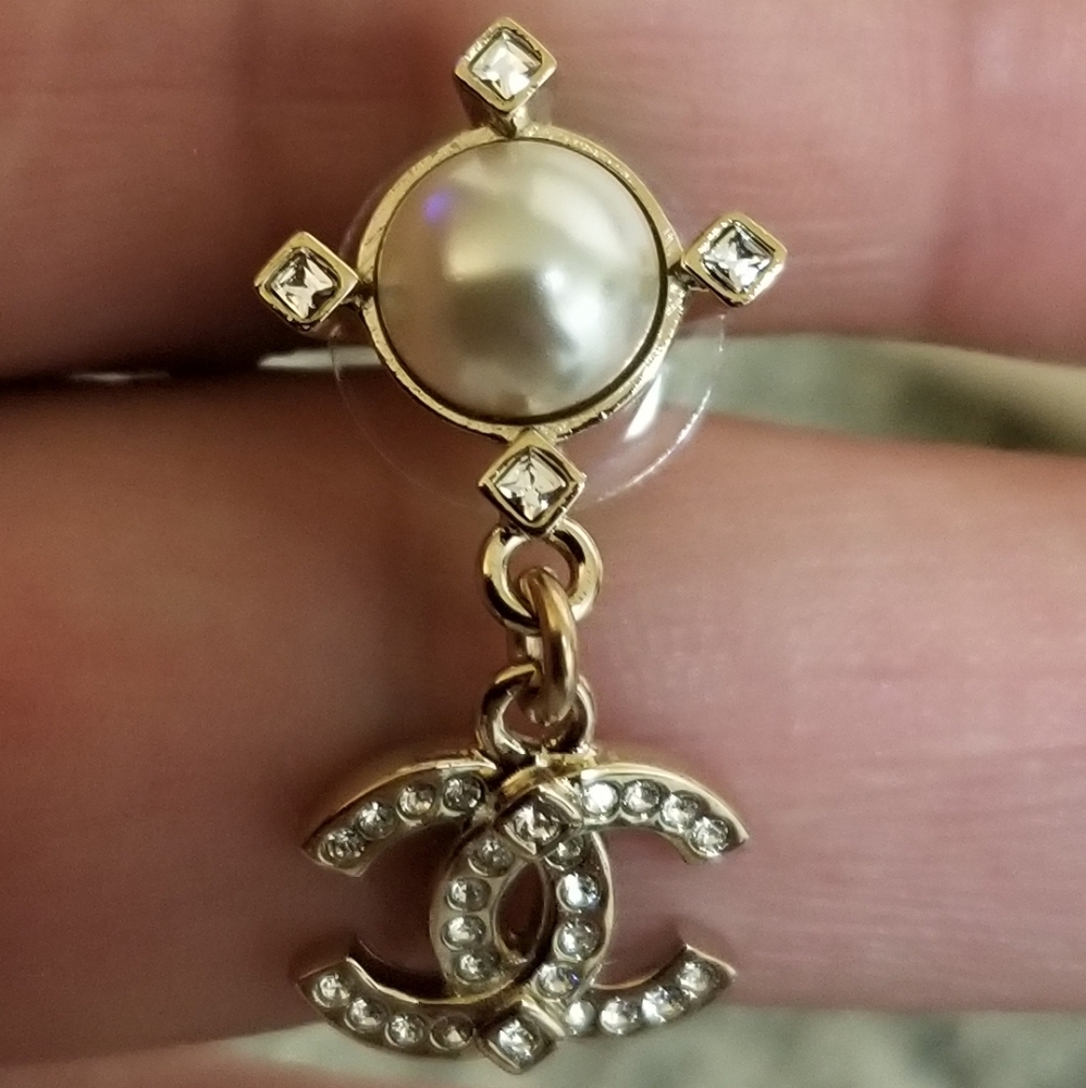 SOLD!!! Pearl & CC charms Gold Tone Earnings - Picture 6 of 9